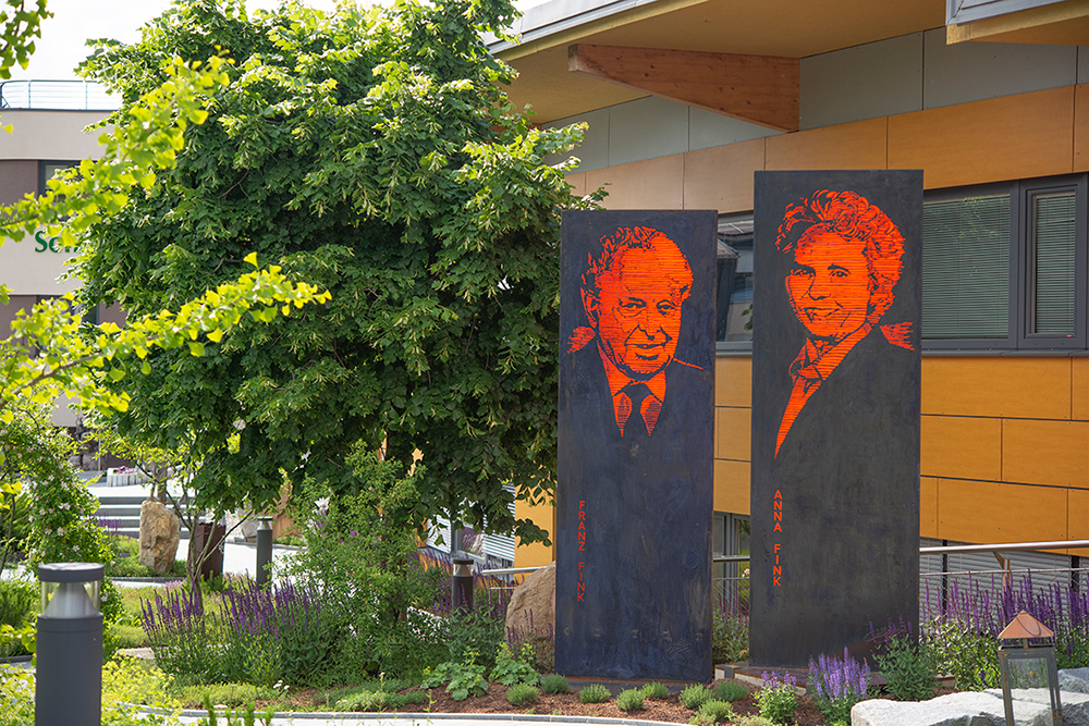 Garten-mit-Stelen_klein